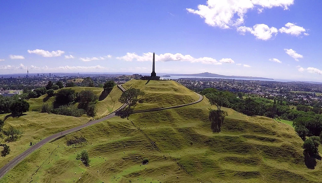 https://upload.wikimedia.org/wikipedia/commons/thumb/8/88/One_Tree_Hill%2C_Auckland%2C_March_2015.jpg/1024px-One_Tree_Hill%2C_Auckland%2C_March_2015.jpg